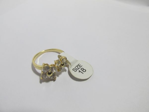 Anel banhado a ouro com pedras zirconia
